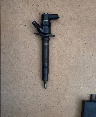 Volvo S80 Fuel injector 8558352
