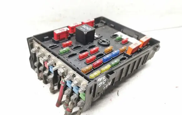 Volkswagen PASSAT B6 Fuse module 3C0937125 10550216