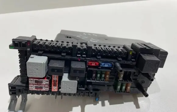 Mercedes-Benz E W212 Fuse module A2129060105