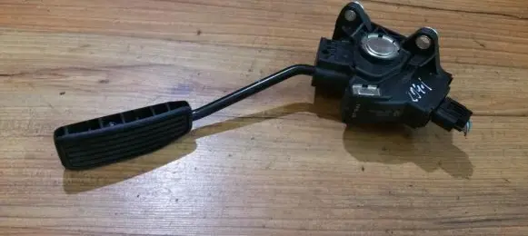 Accelerator throttle pedal