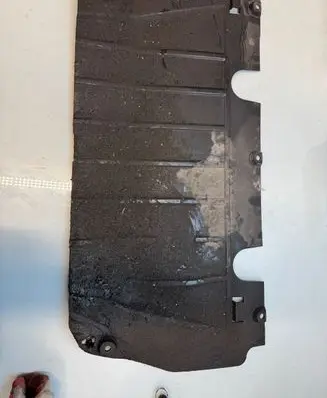 Renault Clio III Engine splash shield/under tray 231231