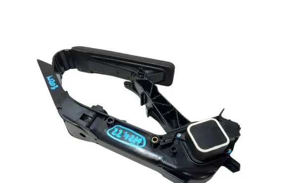 Accelerator throttle pedal
