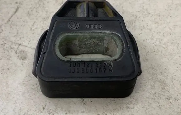 Audi A3 S3 8L Radiator mount bracket 1U0121367A 1J0806157A