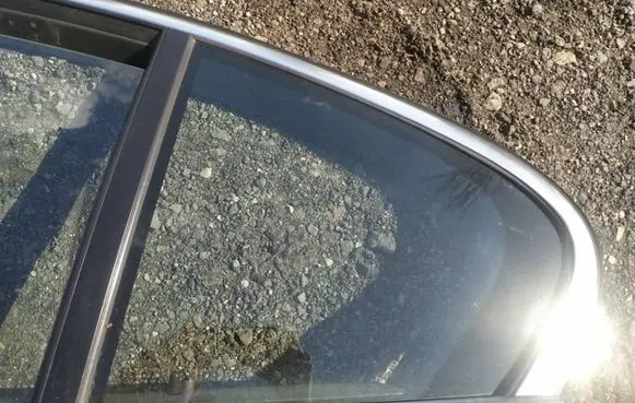 BMW 5 GT F07 Rear vent window glass as2