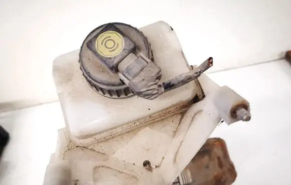 Brake fluid reservoir