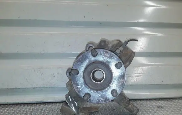 Ford C-MAX I Front wheel hub spindle knuckle 
