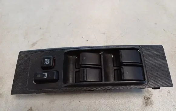 Toyota Corolla Verso AR10 Electric window control switch 848200F030