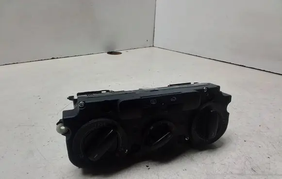 Volkswagen PASSAT B6 Climate control unit