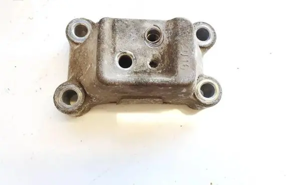 KIA Ceed Engine mounting bracket