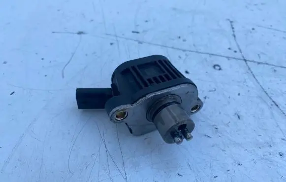 Volkswagen PASSAT B8 Camshaft vanos timing valve 04E906048A