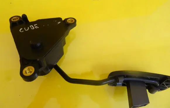 Nissan Cube Z11 Accelerator throttle pedal 3322A 00362