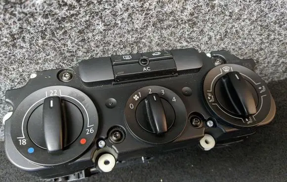 Volkswagen Golf V Climate control unit 5M2820045A
