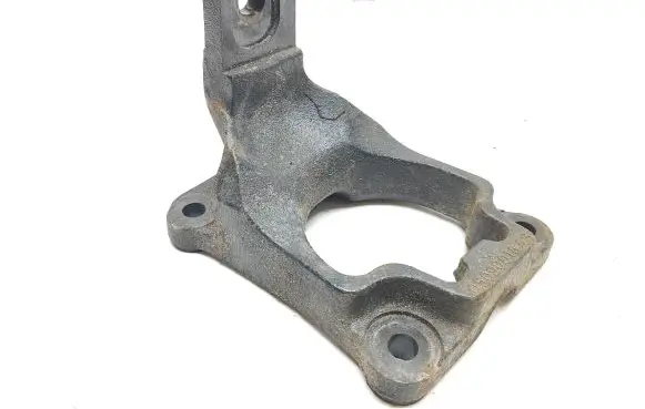 Engine mounting bracket