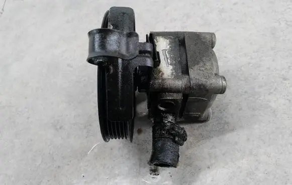 Volvo V70 Power steering pump 9485757