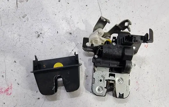 Loading door lock