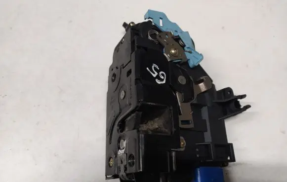 Volkswagen Golf V Front door lock 3D2837015