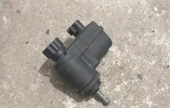 Opel Astra F Headlight level adjustment motor 90413185