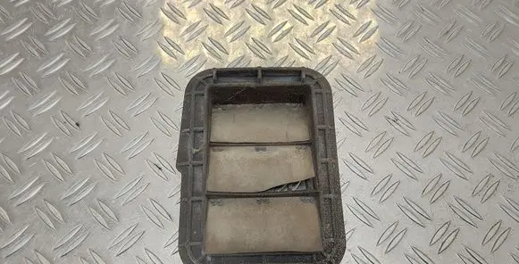 Quarter panel pressure vent