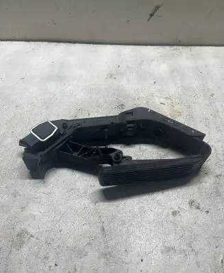 Accelerator throttle pedal