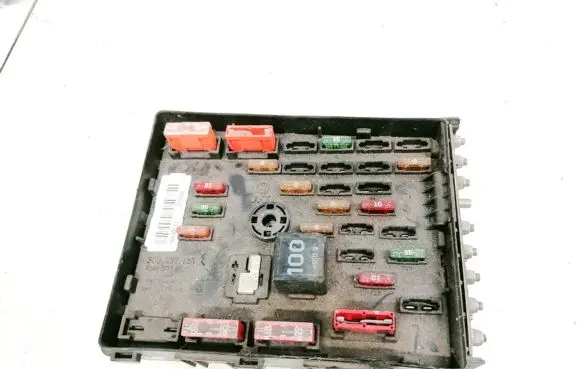 Volkswagen PASSAT B6 Fuse box set 3c0937125 63562777