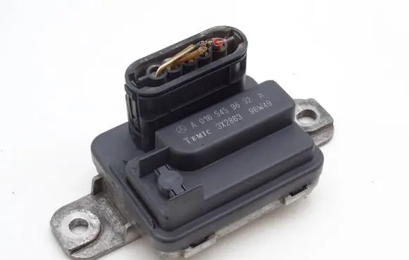 Mercedes-Benz C W202 Coolant fan relay A0165459632