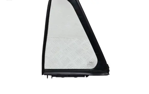 Toyota Avensis T270 Rear vent window glass 6812405100 6818905070 43R00048
