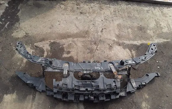 Renault Laguna III Radiator support slam panel