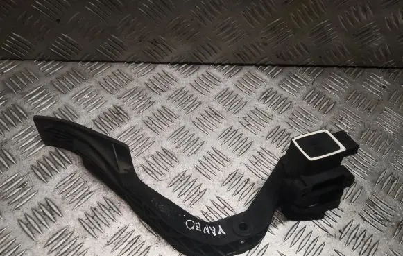 Accelerator throttle pedal
