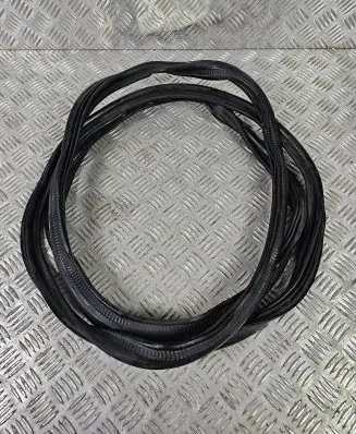 Trunk rubber seal (body)