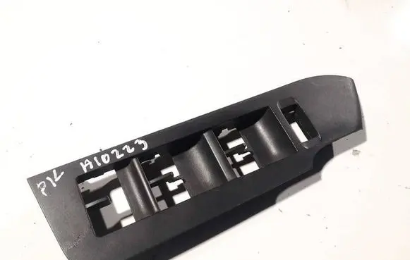 Chevrolet Captiva Front door window switch trim 201003481