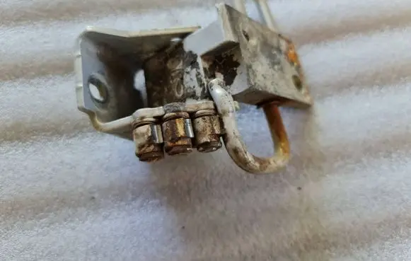 Volkswagen Golf IV Front door upper hinge 4B0831411A