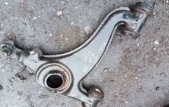 Mercedes-Benz E W124 Front lower control arm/wishbone 000
