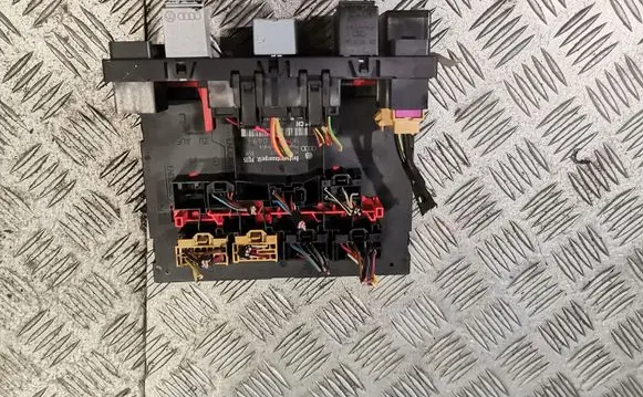 Volkswagen Touran I Fuse module 1k0937049f