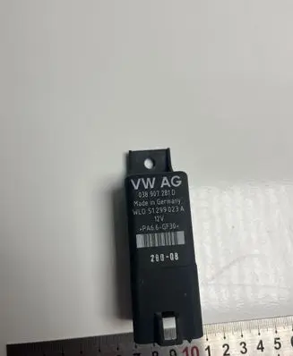 Volkswagen Golf V Glow plug pre-heat relay 038907281D