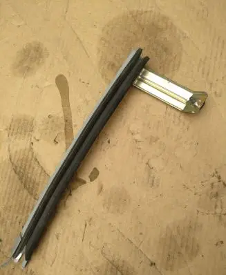 Nissan X-Trail T32 Front door windshield rail 