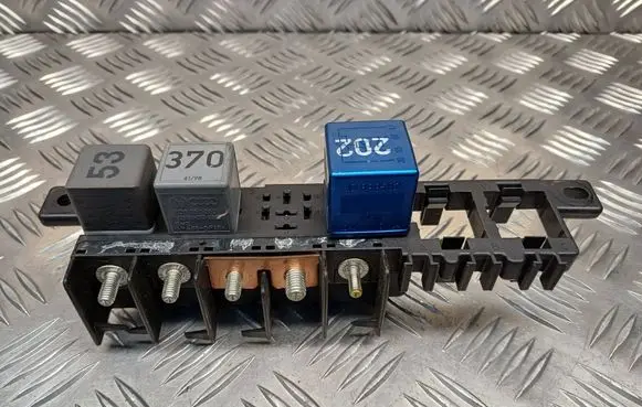 Audi A4 S4 B5 8D Relay mounting block 8L0941822A
