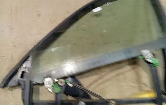 Audi A4 S4 B5 8D Front door window glass four-door AS2