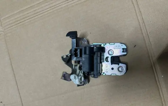 Audi A4 S4 B9 Tailgate boot lock/latch motor 8W82750301