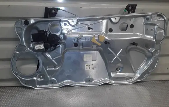 Volkswagen Polo IV 9N3 Front door window regulator with motor 6Q3837402S
