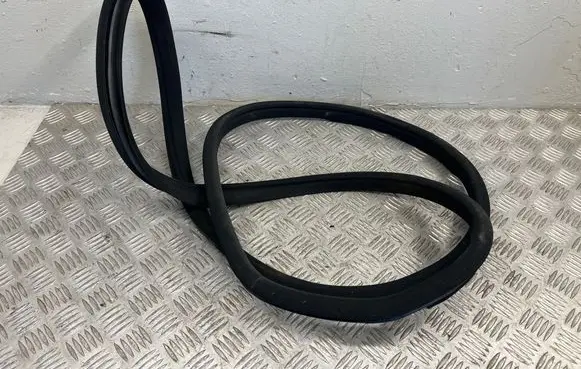 Mercedes-Benz C W204 Front door rubber seal A2046970951