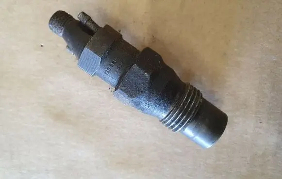 Volkswagen Caddy Fuel injector 068130201E
