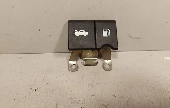 Nissan Qashqai Fuel tank opening switch 