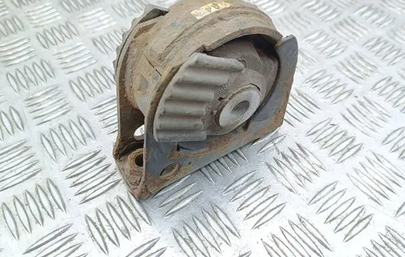 Toyota Avensis T270 Engine mount bracket