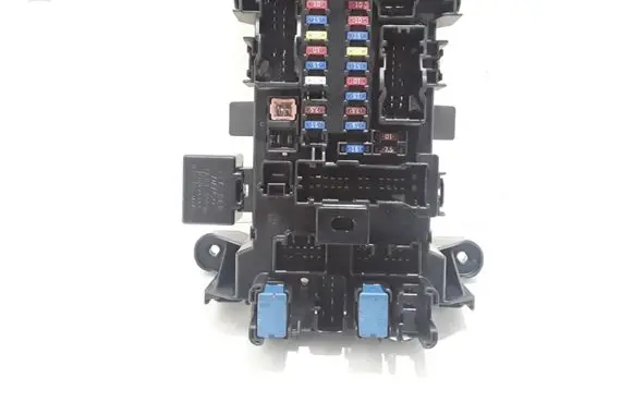 Suzuki Grand Vitara II Fuse module 13407I07 64J2