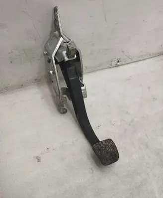 Opel Astra H Clutch pedal 28870 10883