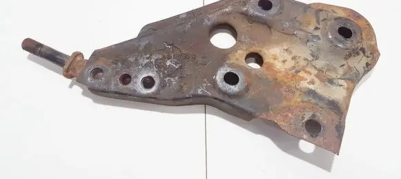 Nissan Primera Engine mounting bracket