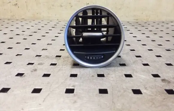 Seat Exeo (3R) Dash center air vent grill 8H0820951D