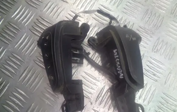 Toyota Avensis T250 Steering wheel buttons/switches 75B070
