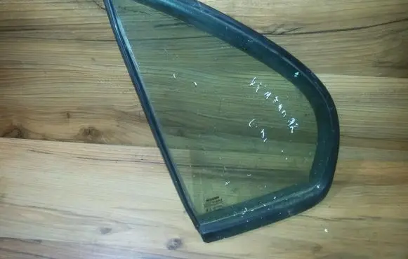Nissan Primera Rear vent window glass 