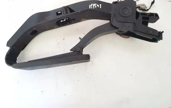 Accelerator throttle pedal